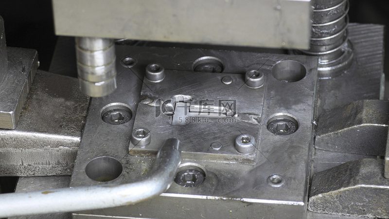 汽车模具制造厂的关键设备解析