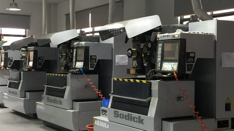 汽车覆盖件模具加工精度参数解析：关键因素与标准解读