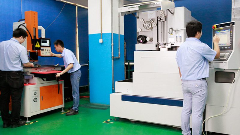 塑胶模具与压铸模具：如何根据需求精准选择**